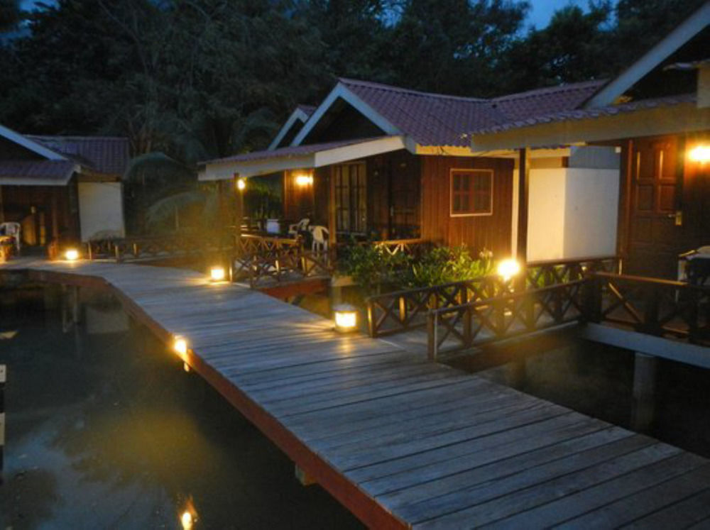 Paya Beach Spa & Dive Resort Kampung Genting Exteriör bild